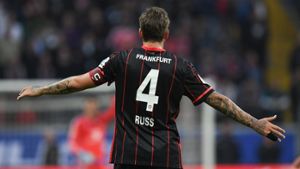 Ungeachtet vom Drama um den Krebspatienten Marco Russ hat sich Eintracht Frankfurt eine kleine Chance auf den Verbleib in der Fußball-Bundesliga erhalten. Foto: dpa