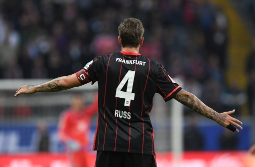 Ungeachtet vom Drama um den Krebspatienten Marco Russ hat sich Eintracht Frankfurt eine kleine Chance auf den Verbleib in der Fußball-Bundesliga erhalten. Foto: dpa