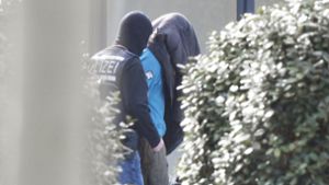Mutmaßliche Terrorzelle: Festgenommene werden in Karlsruhe zu Haftrichtern des Bundesgerichtshofs (BGH) gebracht. Foto: dpa/Uli Deck