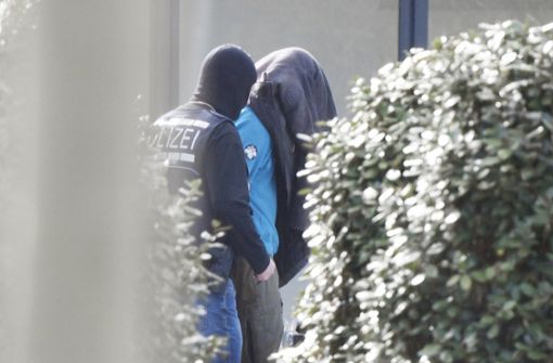 Mutmaßliche Terrorzelle: Festgenommene werden in Karlsruhe zu Haftrichtern des Bundesgerichtshofs (BGH) gebracht. Foto: dpa/Uli Deck