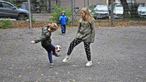 Die Kinder tragen auf dem Bolzplatz am Röckle-Spielplatz nun immer lange Hosen, um  sich nicht zu arg zu verletzen. Foto: Georg Linsenmann