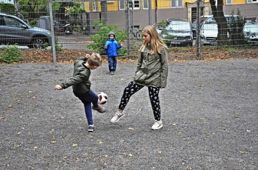 Die Kinder tragen auf dem Bolzplatz am Röckle-Spielplatz nun immer lange Hosen, um  sich nicht zu arg zu verletzen. Foto: Georg Linsenmann