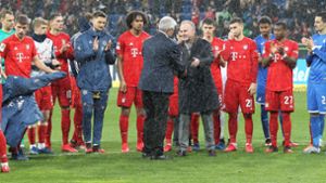 Solidarität nach dem Schlusspfiff: Spieler und Funktionäre der TSG Hoffenheim und des FC Bayern. Foto: AFP/Daniel Roland