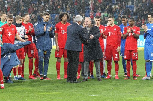 Solidarität nach dem Schlusspfiff: Spieler und Funktionäre der TSG Hoffenheim und des FC Bayern. Foto: AFP/Daniel Roland