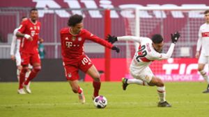 Der VfB Stuttgart gerät gegen den FC Bayern mächtig ins Straucheln – wie hier der Angreifer Nicolas Gonzalez (rechts) gegen Leroy Sané. Foto: Baumann