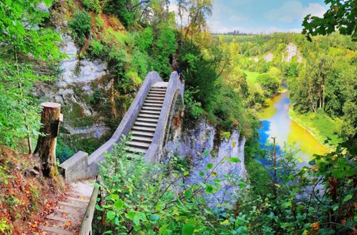 Verwunschen: oben eine kleine, steinerne  Brücke, unten die Donau Foto: Günther Weinert
