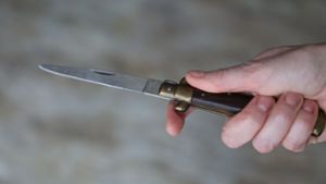 Einer der Angeklagten sticht mit dem Messer zu. Foto: imago//Archiv