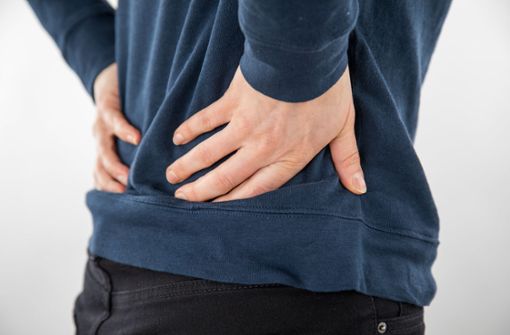 Rückenschmerzen können auch die Folge von zu wenig Bewegung sein. (Symbolbild) Foto: dpa/Christin Klose
