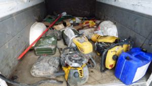 Werkzeuge, Maschinen und befüllte Benzinkanister ohne Sicherung im Laderaum des Sprinters.  Foto: Polizeipräsidium Ludwigsburg