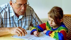 Soll der Opa noch bei den Hausaufgaben helfen? Das fragen sich derzeit viele Familien. Foto: dpa/Silvia Marks
