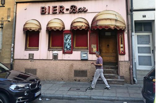 Die  Bier-Bar, die bis Anfang Juli als  Animierlokal  am Leonhardsplatz 20 in Betrieb war,  wird   für ein „komplett neues Barkonzept“ umgebaut. Foto: ubo