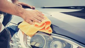 In diesem Artikel zeigen wir Ihnen 5 hilfreiche Tipps, wie Sie Baumharz vom Auto entfernen.