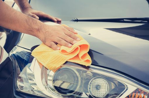 In diesem Artikel zeigen wir Ihnen 5 hilfreiche Tipps, wie Sie Baumharz vom Auto entfernen.