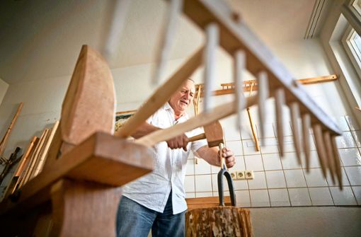 Im Heimatmuseum in Althütte wird gezeigt, wie die Zinken für einen Holzrechen gemacht werden. Foto: Gottfried Stoppel/Gottfried Stoppel