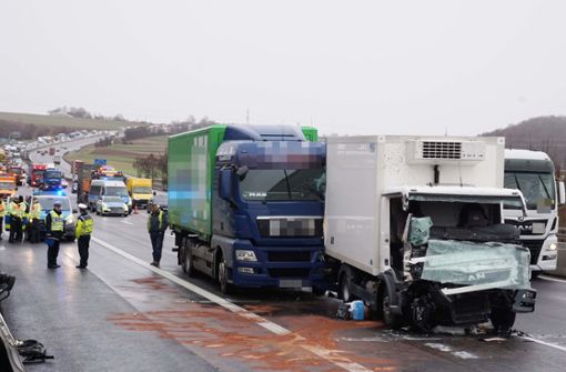 Auf der A8 kam es zu einem Unfall mit mehreren Lkw. Foto: Andreas Rosar Fotoagentur-Stuttg