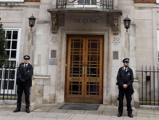 Polizisten bewachen den Eingang zur The London Clinic, in der Prinzessin Kate operiert wurde. Foto: imago/i Images