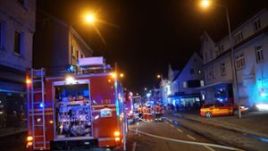 Feuerwehr und Rettungsdienste waren  bei dem Brand in Geislingen im Einsatz, bis 8.30 Uhr war die Bundesstraße 10 komplett gesperrt. Foto: SDMG