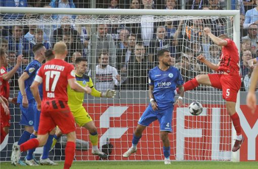 Eintracht-Profi Hrvoje Smolcic (re.) trifft zum 2:0 für den Bundesligisten gegen die Kickers  – und damit war  das Spiel so gut wie entschieden. Foto: Baumann/Hansjürgen Britsch