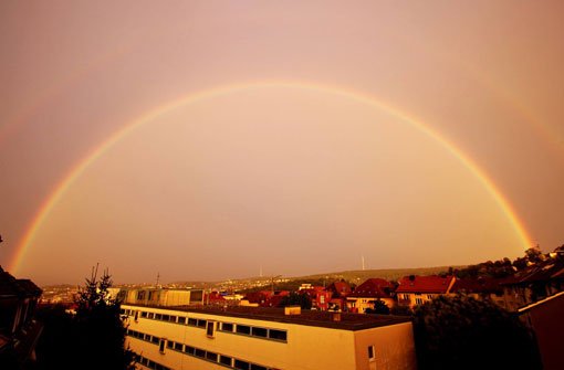 Der perfekte Regenbogen samt Stuttgarter Fernsehturm - festgehalten von unserem Leser Armin Brinzing. Foto: Armin Brinzing