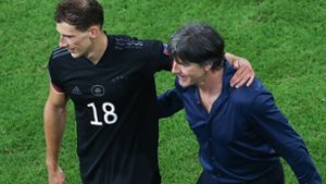 Bundestrainer Joachim Löw (re.) beglückwünscht Torschütze Leon Goretzka. Foto: dpa/Christian Charisius