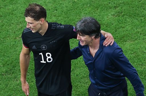 Bundestrainer Joachim Löw (re.) beglückwünscht Torschütze Leon Goretzka. Foto: dpa/Christian Charisius