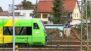Entlang der Bahnlinie, auch  nahe der Strohgäubahnwerkstatt, gibt es nicht nur Gewerbebetriebe, sondern auch Wohnraum. Foto: factum/Granville