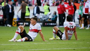 Erschöpft und enttäuscht: Die VfB-Profis Marc Kempf (li.) und Omar Marmoush  nach der Niederlage gegen Leverkusen Foto: Baumann/Julia Rahn