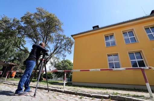 An der Schule des verstorbenen Mädchen in Altentreptow  sind Psychologen im Einsatz. Foto: dpa/Bernd Wüstneck