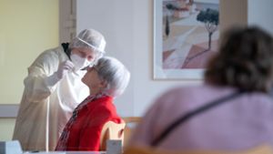 Die Testvorgaben in den Alten- und Pflegeheimen (wie hier in Böblingen) werden immer strenger – das bindet auch reichlich Personal. Foto: dpa/Sebastian Gollnow