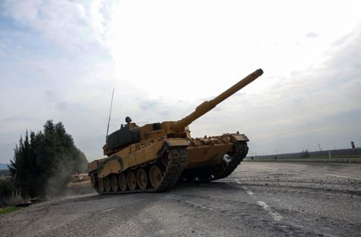 Ein Leopard 2A4 der türkischen Armee ist in der Provinz Hatay, Türkei, auf dem Weg nach Afrin in Syrien. Foto: dpa