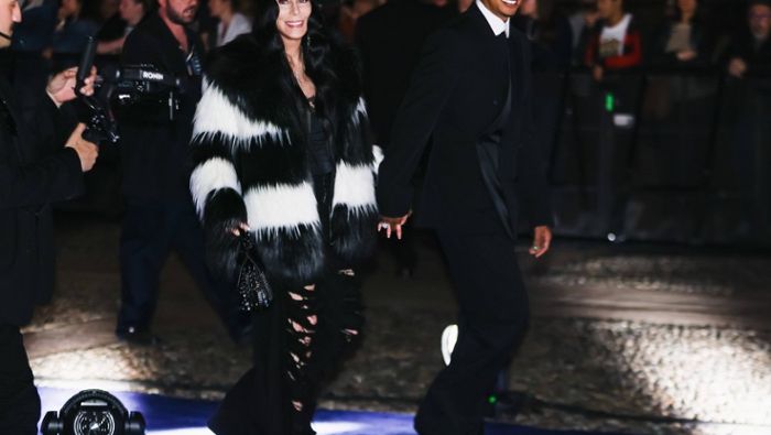 Cher und Alexander Edwards zeigen sich im schwarz-weißen Partnerlook