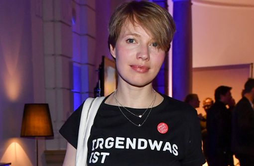 Die Schauspielerin Anna Brüggemann wirbt während der Berlinale in T-Shirt und mit dem Sticker „#Nobodysdoll“ für ein anderes Frauenbild auf roten Teppichen Foto: dpa