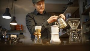 Thomas Herrmann röstet Kaffee und bereitet ihn  unterschiedlich zu – hier in der Karlsbader  Kanne (rechts) und der Chemex.  Thomas Herrmann Foto: Gottfried Stoppel/Gottfried Stoppel