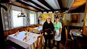 Sie lieben ihren Ochsen. Uta und Elke Wagner fürchten allerdings, dass es in Uhlbach, ebenso wie im Einzelhandel, künftig auch in der Gastronomie schwieriger wird. Foto: Steinert