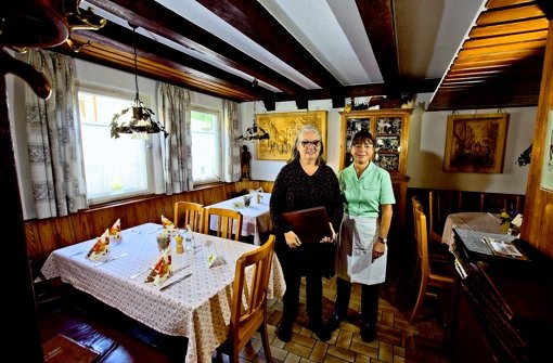 Sie lieben ihren Ochsen. Uta und Elke Wagner fürchten allerdings, dass es in Uhlbach, ebenso wie im Einzelhandel, künftig auch in der Gastronomie schwieriger wird. Foto: Steinert