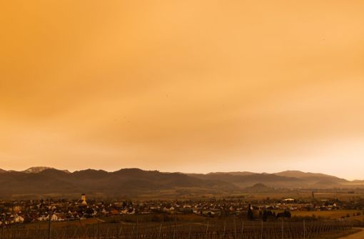 Durch den Saharastaub wirkt der Himmel über  Ehrenkirchen trüb-orange. Foto: dpa/Philipp von Ditfurth