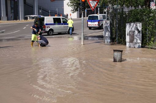 Ein Wasserrohrbruch an der Wolframstraße sorgt in Stuttgart für Probleme. Foto: 7aktuell.de/Andreas Werner