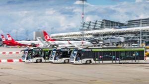Auf dem Vorfeld des Flughafens gibt es für den  Passagiertransport jetzt nur noch Elektrobusse. Das soll ein Beitrag von vielen anderen zu Umwelt- und Klimaschutz sein. Foto: Flughafen Stuttgart