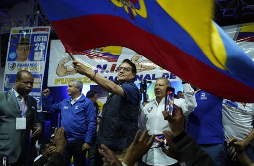 Präsidentschaftskandidat Fernando Villavicencio (Mitte) schwenkt die Nationalflagge. Minuten später wird er erschossen. Foto: dpa