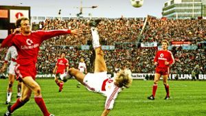 Am 14. November 1987 bewzingt der VfB Stuttgart den FC Bayern mit 3:0. Nach einer Falnke von Günther Schäfer trifft Jürgen Klinsmann zum 1:0 per Fallrückzieher. Der Treffer wurde später zum Tor des Jahrzehnts gewählt. „Das Tor war Weltklasse, von der Entstehung bis zur Exekution“, sagte der damalige DFB-Teamchef Franz Beckenbauer.  Foto: Baumann