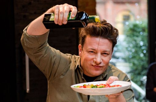 Der britische TV-Starkoch Jamie Oliver hat nach eigenen Angaben mehr als 37 Millionen Kochbücher verkauft, die in 36 Sprachen übersetzt wurden. Foto: dpa