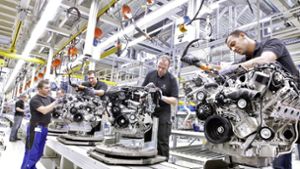 Daimler-Mitarbeiter montieren Benzin-Motoren im Werk Untertürkheim. Foto: dpa