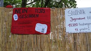 Plakate an der Kindertagesstätte im Böblinger Herdweg wenden sich gegen die Testpflicht für Kindergartenkinder Foto: Michael Stierle