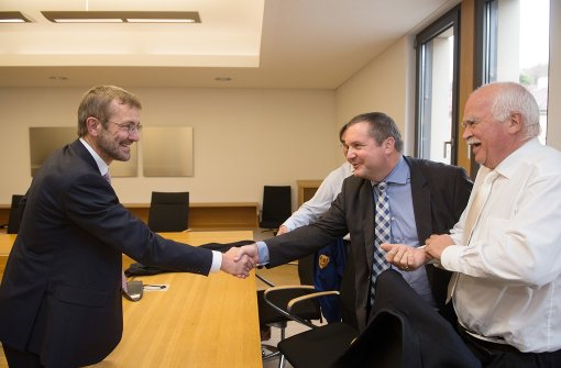 Erst Berater, jetzt Kontrahenten vor Gericht:  Martin Schockenhoff (links) von der Kanzlei Gleiss Lutz und Ex-Ministerpräsident Mappus mit Peter Gauweiler im Jahr 2015. Foto: dpa
