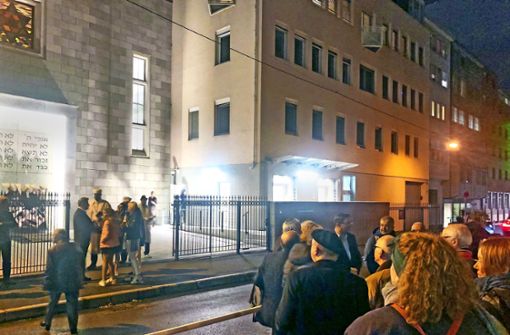 Am Mittwochabend haben sich Bürgerinnen und Bürger spontan zu einer Solidaritätskundgebung vor der Synagoge im Hospitalviertel eingefunden. Foto: Joe Bauer