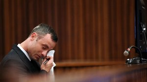 Oscar Pistorius kann die Tränen nicht zurückhalten. Foto: dpa