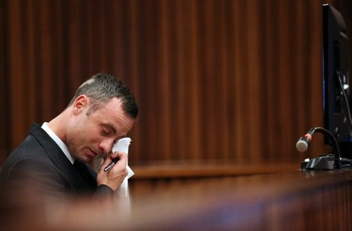 Oscar Pistorius kann die Tränen nicht zurückhalten. Foto: dpa