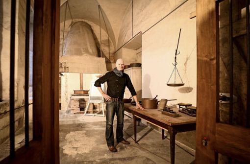 Mit wenigen Hilfsmitteln Außergewöhnliches zubereiten: Christoph Rieger kocht barock. Foto: factum/Simon Granville