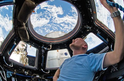 Alexander Gerst blickt im Cupola Aussichtsmodul der ISS auf die Erde. Foto: NASA