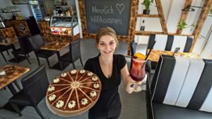 Die selbst gebackene Kirschtorte und die Cocktails gehören zu Sarah Winters Spezialitäten. Foto: factum/Andreas Weise